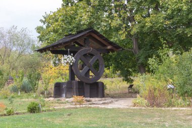 Kırsal Romanya bahçesinde yeşil ağaçlar ve bitkilerle çevrili geleneksel ahşap köy..