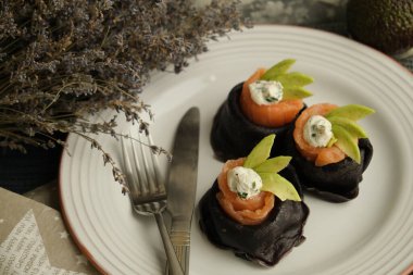 Şenlikli parlak aperatif. Yeni yıl masası. Mürekkepbalığı mürekkebi, somon balığı ve avokado ile siyah gözleme. Siyah yemek. Gözleme haftası. Vejetaryen krepleri. Deniz ürünleri. Faydalı bir öğle yemeği. Ev yapımı yemek.