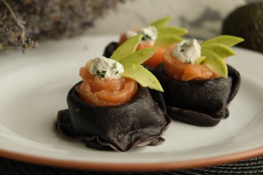 Şenlikli parlak aperatif. Yeni yıl masası. Mürekkepbalığı mürekkebi, somon balığı ve avokado ile siyah gözleme. Siyah yemek. Gözleme haftası. Vejetaryen krepleri. Deniz ürünleri. Faydalı bir öğle yemeği. Ev yapımı yemek.