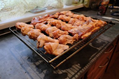 Izgarada et turşusu. Izgara için tavuk kanadı ve bacakları. Bol baharatlı yağlı yiyecekler. Baharatlı yemek.