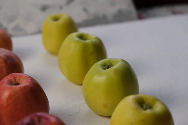 Grüne Und Rote Äpfel Schließen Sich Saftige Früchte Nützlicher Imbiss — Stockfoto