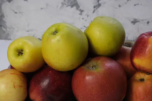 Mele Verdi Rosse Vicino Frutta Succosa Uno Spuntino Utile Cibo — Foto Stock