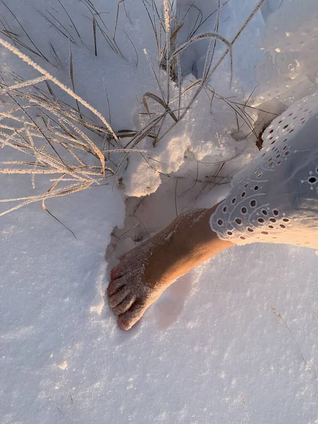 Blootsvoets Door Sneeuw Lopen Vrouwenvoeten Verharden Kou Sneeuwachtig Weer Koude — Stockfoto