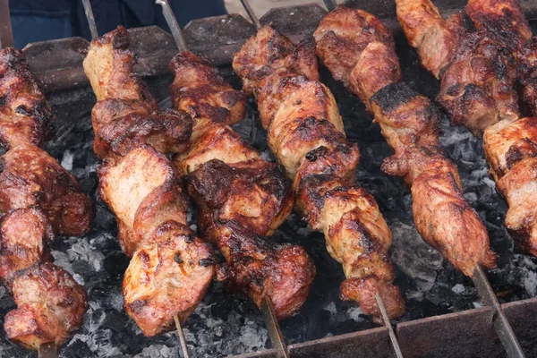 Egy Férfi Húst Süt Tűzön Kéz Kézben Shish Kebab Sertésnyakat — Stock Fotó