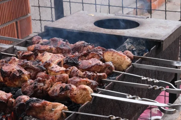 Egy Férfi Húst Süt Tűzön Kéz Kézben Shish Kebab Sertésnyakat — Stock Fotó