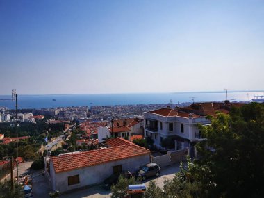 Dağdan şehrin manzarası. Yunanistan, Selanik şehri, turistler için bir gözlem güvertesi. Modern şehir ve Akdeniz manzarası