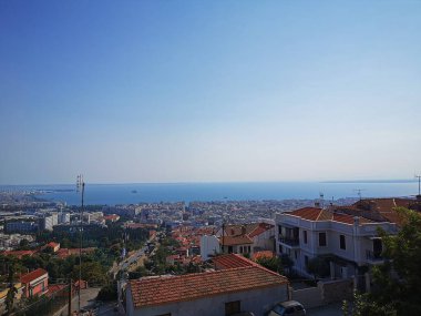 Dağdan şehrin manzarası. Yunanistan, Selanik şehri, turistler için bir gözlem güvertesi. Modern şehir ve Akdeniz manzarası