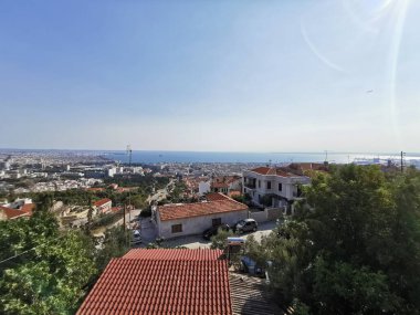 Dağdan şehrin manzarası. Yunanistan, Selanik şehri, turistler için bir gözlem güvertesi. Modern şehir ve Akdeniz manzarası