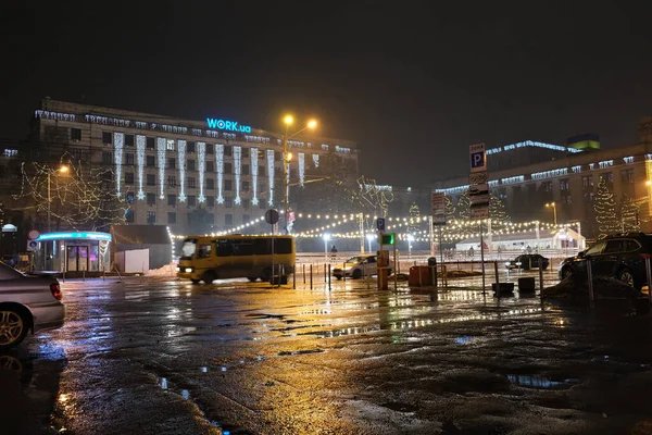 Lutego 2022 Ukraina Dnipro Nocne Miasto Przejeżdżającymi Samochodami Wieńce Uliczne — Zdjęcie stockowe