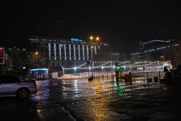 Φεβρουαρίου 2022 Ουκρανία Dnipro Νυχτερινή Πόλη Διερχόμενα Αυτοκίνητα Βραδινές Γιρλάντες — Φωτογραφία Αρχείου