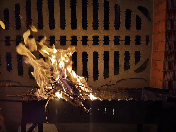 Siyah Arka Planda Izole Edilmiş Ateşin Gerçekçi Etkisi Parçacıklar Işıltılar — Stok fotoğraf