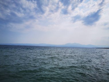 Turist plajındaki rıhtımın manzarası. Yunan şehri. Selanik. Zümrüt deniz, beton iskele, yazı için alan. Turizm, tatil sezonu