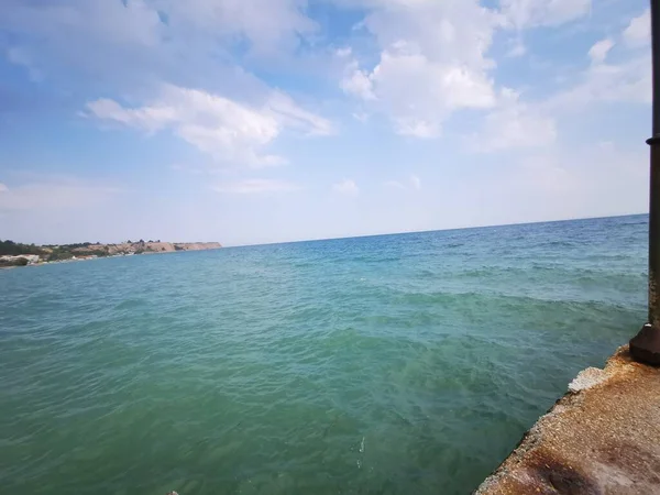 Vista Del Molo Sulla Riva Della Spiaggia Turistica Città Greca — Foto Stock