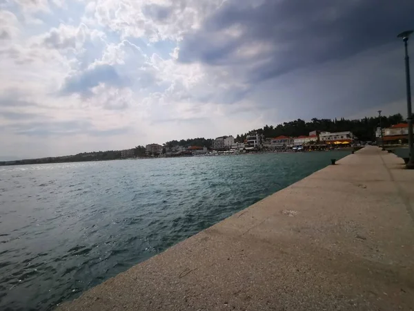 관광객들의 해변에 부두의 그리스 테살로니키 에메랄드 콘크리트 텍스트를 — 스톡 사진