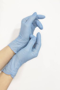 Tıbbi eldivenli eller. Sağlık standartları ve dezenfeksiyon. Koruyucu ürünlerde kadın eli. Tıpta hijyen. Hastane ve güzellik salonu personeli. Anticovid ilaçlar, el koruması.