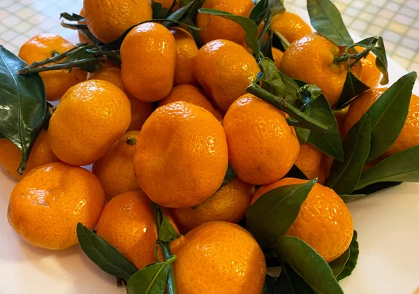 Mandarinen Mit Blättern Auf Tellern Zitrusfrüchte Neujahrsgenüsse — Stockfoto