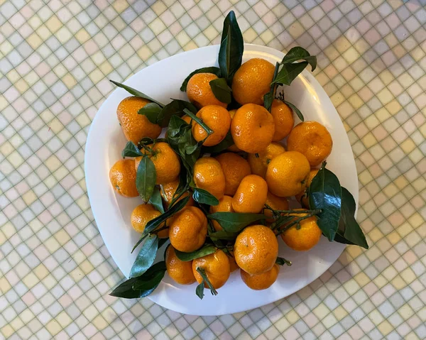 Mandarinen Mit Blättern Auf Tellern Zitrusfrüchte Neujahrsgenüsse — Stockfoto