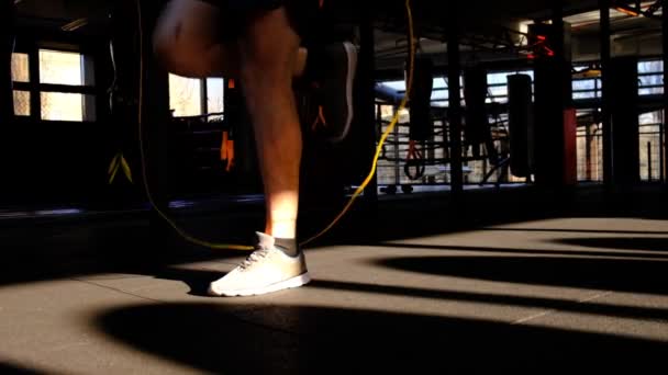 Чоловічі Ноги Біговій Доріжці Чоловік Стрибає Мотузці Швидкі Рухи Ніг — стокове відео