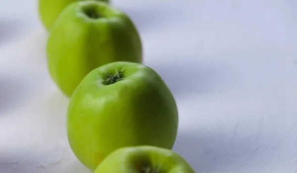 Gröna Och Röda Äpplen Nära Håll Saftiga Frukter Användbart Mellanmål — Stockfoto