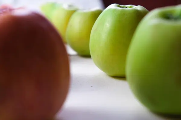 Manzanas Verdes Rojas Cerca Frutas Jugosas Tentempié Útil Comida Vegetariana — Foto de Stock