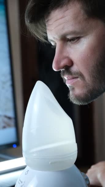 Yetişkin Bir Adam Buhar Soluyor Evde Nebulizatörle Hava Yollarını Tedavi — Stok video