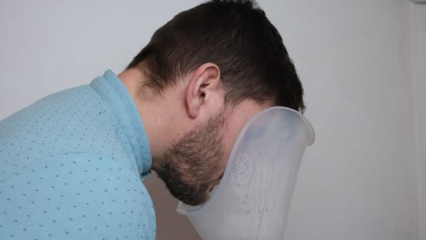 남자는 증기를 호흡하고 라이저 기도를 남성은 세척기를 기관지염 치료를 있습니다 — 비디오