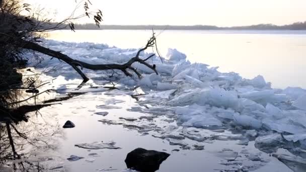 Blocuri Gheață Lângă Malul Râului Derivarea Gheții Râuri Lacuri Sub — Videoclip de stoc