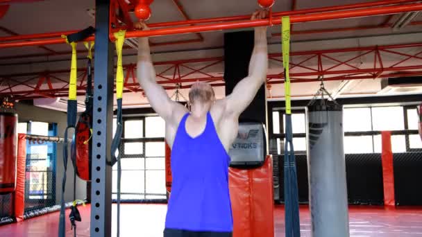 2023年2月19日乌克兰 第聂伯鲁 运动员在横杆上拉起 手臂鼓起来 一个男人的运动身体 在体育馆里锻炼 强壮的男人 — 图库视频影像
