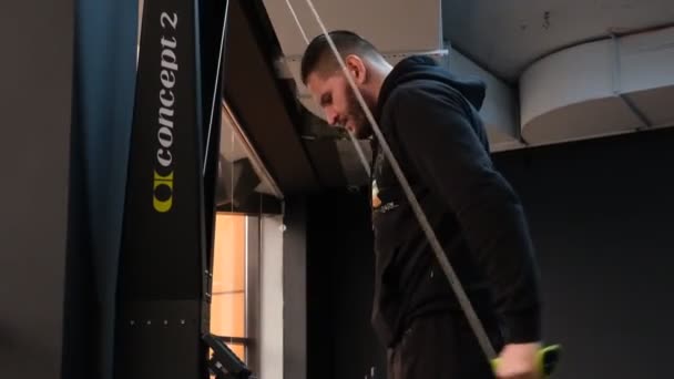 2023年2月21日乌克兰 第聂伯鲁 Ski模拟器概念2 一个男人在健身房里用他自己的体重做运动 航空磁力模拟器 厌氧和有氧运动 — 图库视频影像