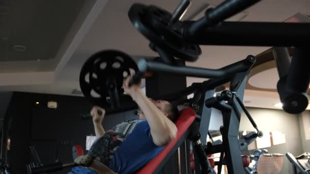 Şubat 2023 Ukrayna Dnipro Güçlü Vücut Geliştirici Sportif Fitness Adamı — Stok video