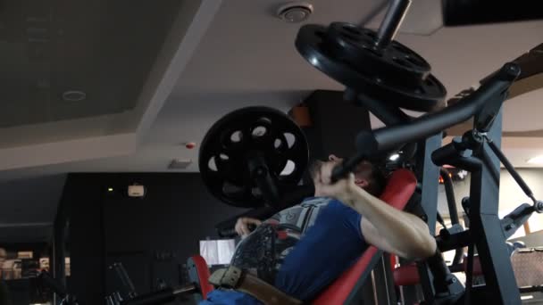 Şubat 2023 Ukrayna Dnipro Güçlü Vücut Geliştirici Sportif Fitness Adamı — Stok video