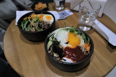 Bibimbap ve etli pilav. Kore yemeği. Baharatlı yemek. Pirincin üstüne yumurta sarısı. Lezzetli ve sağlıklı Asya yemekleri.