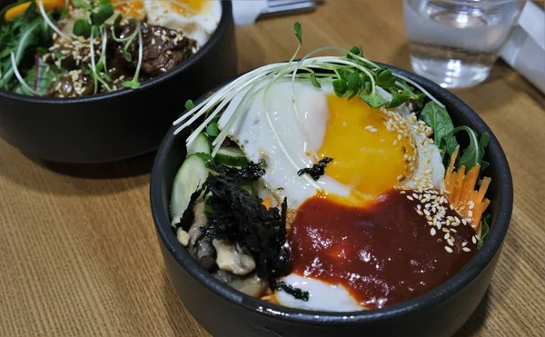 Bibimbap Και Ρύζι Κρέας Κορεάτικο Πιάτο Πικάντικο Φαγητό Κρόκος Αυγού — Φωτογραφία Αρχείου