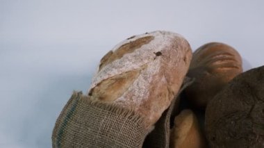 Pastaneden lezzetli somunlar. Çeşitli somunlar, baget ekmeği. Çavdar, karabuğday, kepek, glütensiz, Ukrayna ekmeği. Dükkanda özel bir fırın var. Hamur işleriyle gösteri