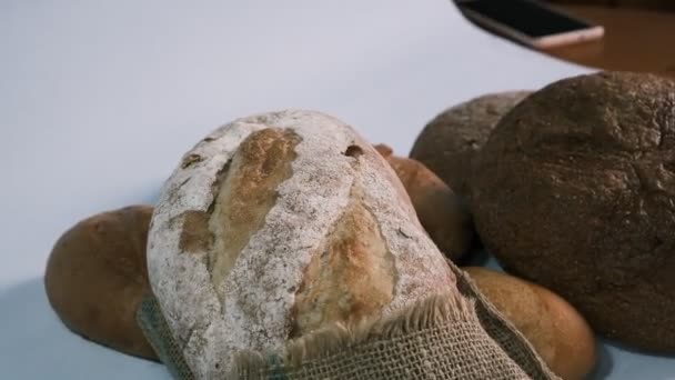 빵집에서 맛있는 덩어리가 나왔어 바게트 Rye Buckwheat Bran Gluten Free — 비디오