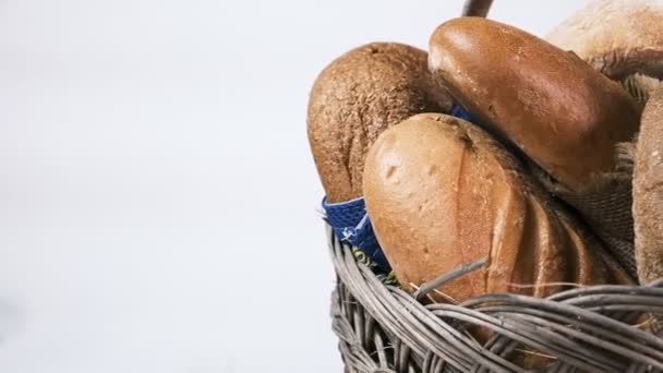 Νόστιμα Καρβέλια Ψωμί Από Τον Φούρνο Διάφορα Καρβέλια Μπαγκέτες Σίκαλη — Αρχείο Βίντεο