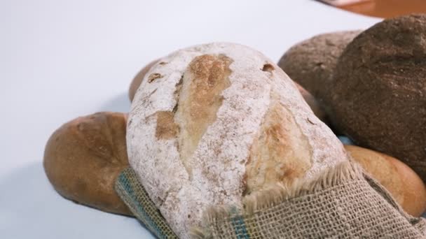 Vynikající Bochníky Chleba Pekárny Různé Bochníky Bagety Žito Pohanka Otruby — Stock video