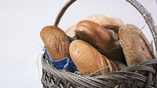 Νόστιμα Καρβέλια Ψωμί Από Τον Φούρνο Διάφορα Καρβέλια Μπαγκέτες Σίκαλη — Αρχείο Βίντεο