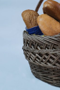 Dükkandaki fırından somun ekmek. İçinde hamur işleri olan sepet sepeti. Çeşitli somunlar, baget ekmeği. Çavdar, karabuğday, kepek, glütensiz, şekerleme içinde buğday. özel fırın.