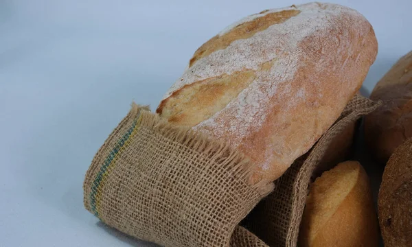 Καρβέλια Ψωμί Από Τον Φούρνο Ελαφρύ Φόντο Ποικιλία Από Καρβέλια — Φωτογραφία Αρχείου