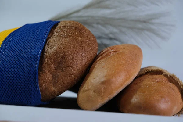 Вкусные Буханки Хлеба Пекарни Различные Хлебы Багеты Ржаной Гречневый Отруби — стоковое фото