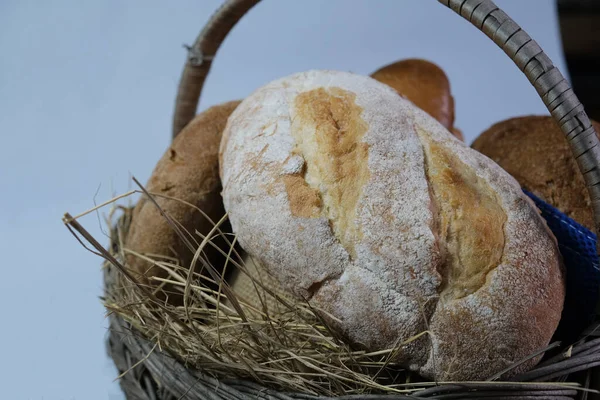店内のパン屋さんのパンが大好き ペイストリー入りのバスケットウィッカー 様々な愛 バゲット ライ麦 ブラン グルテンフリー お菓子に小麦 自家製パン屋 — ストック写真