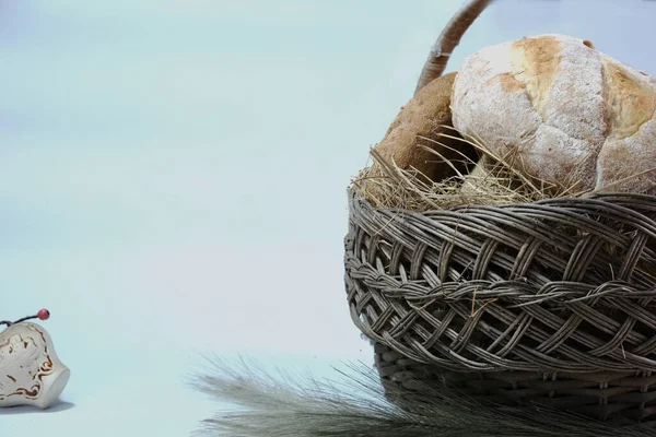 Хліб Пекарні Магазині Плетемо Кошик Випічкою Різні Хліби Багети Жито — стокове фото