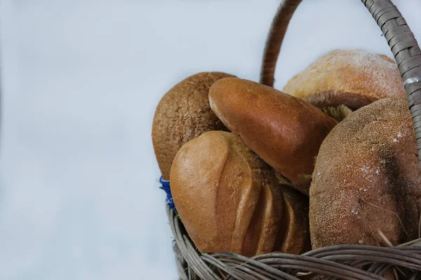 店内のパン屋さんのパンが大好き ペイストリー入りのバスケットウィッカー 様々な愛 バゲット ライ麦 ブラン グルテンフリー お菓子に小麦 自家製パン屋 — ストック写真