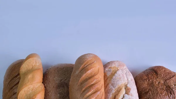 パン屋からのパンの愛を背景に軽く 愛の様々な バゲット ライ麦 ブラン グルテンフリー サンドイッチ用パン テキストの場所 — ストック写真