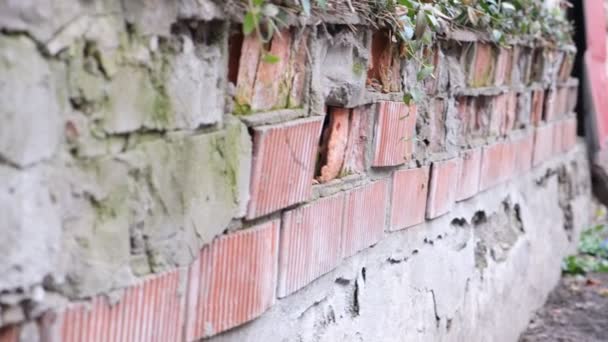 赤レンガを破壊した 環境が建築材料に与える影響 悪い石積みとレンガの壁 建設工事が悪い 非常事態 — ストック動画