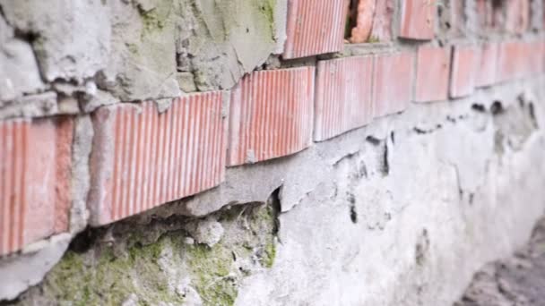赤レンガを破壊した 環境が建築材料に与える影響 悪い石積みとレンガの壁 建設工事が悪い 非常事態 — ストック動画