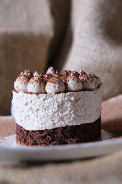 Porsiyonlu tiramisu keki. Sütlü kremalı bisküvi tatlısı. Şekersiz tatlı, düşük kalorili. Pastane, yemek tarifi.