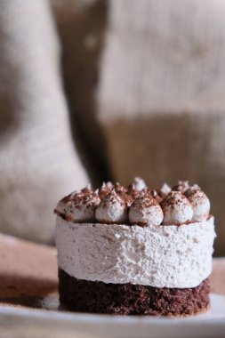 Porsiyonlu tiramisu keki. Sütlü kremalı bisküvi tatlısı. Şekersiz tatlı, düşük kalorili. Pastane, yemek tarifi.