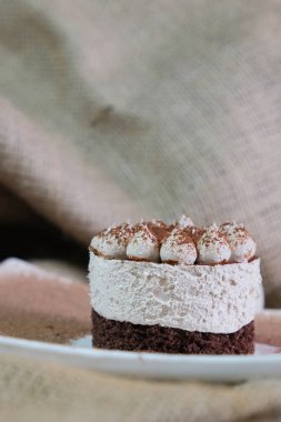 Porsiyonlu tiramisu keki. Sütlü kremalı bisküvi tatlısı. Şekersiz tatlı, düşük kalorili. Pastane, yemek tarifi.